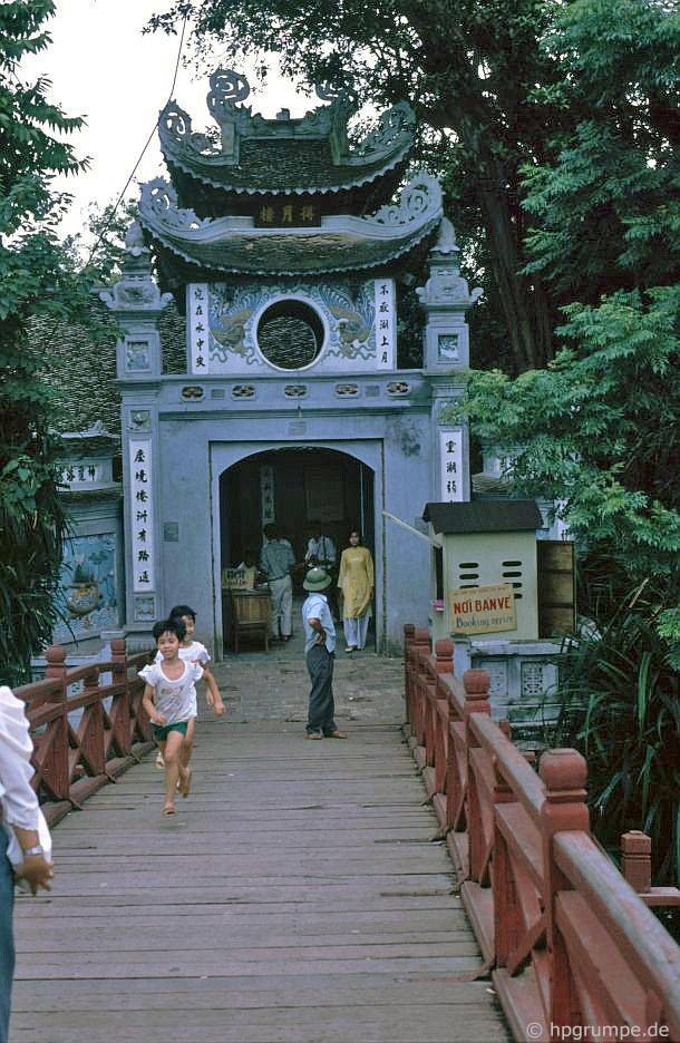 Trên cầu Thê Húc dẫn vào đền Ngọc Sơn, 1992.